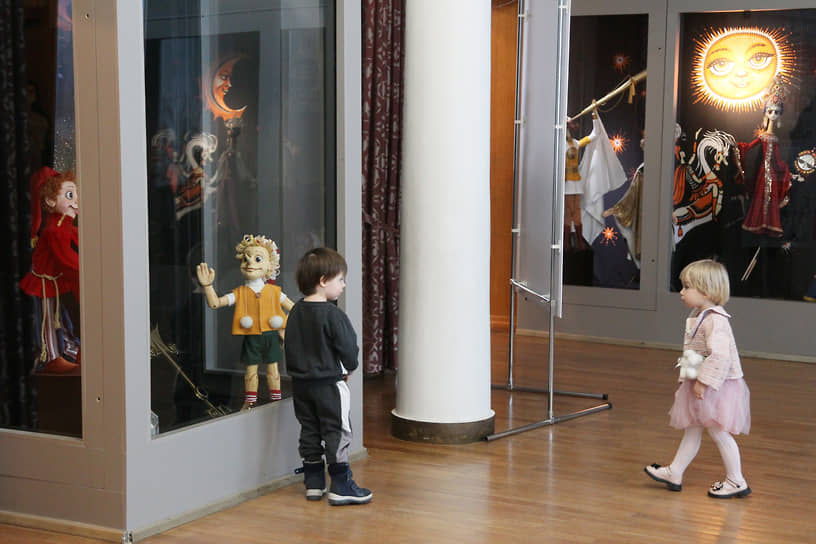 Маленькие зрители знакомятся с персонажами в музее