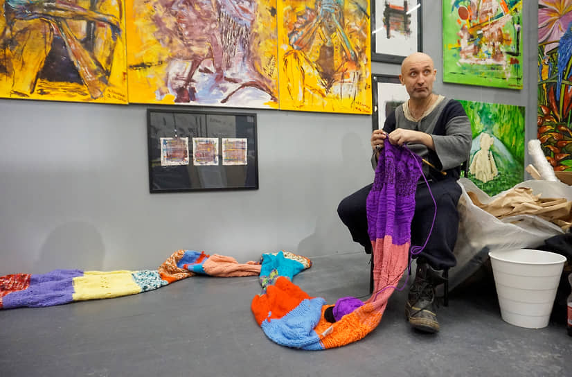 Москвич Андрей Климак дополняет свои картины связанным на глазах посетителей шарфом