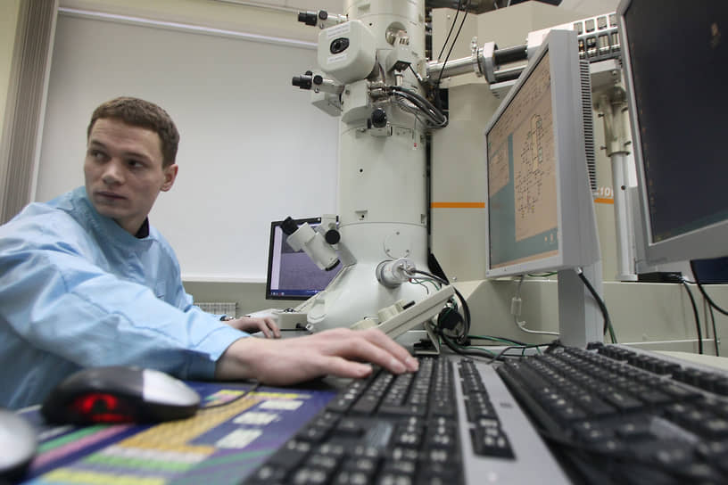 Сотрудник лаборатории НИФТИ при физическом факультете ННГУ обслуживает электронный просвечивающий микроскоп