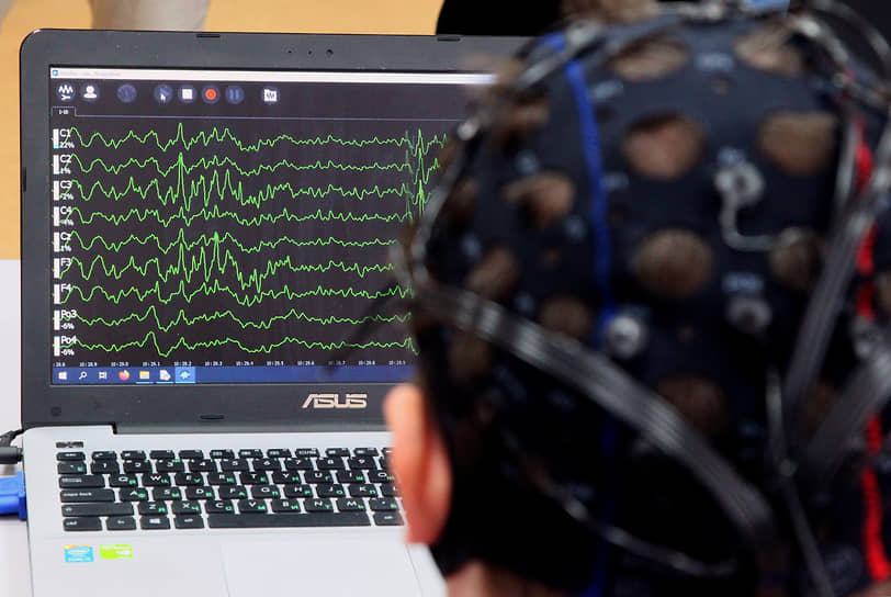 Биоритмы головного мозга на мониторе компьютера во время исследований
