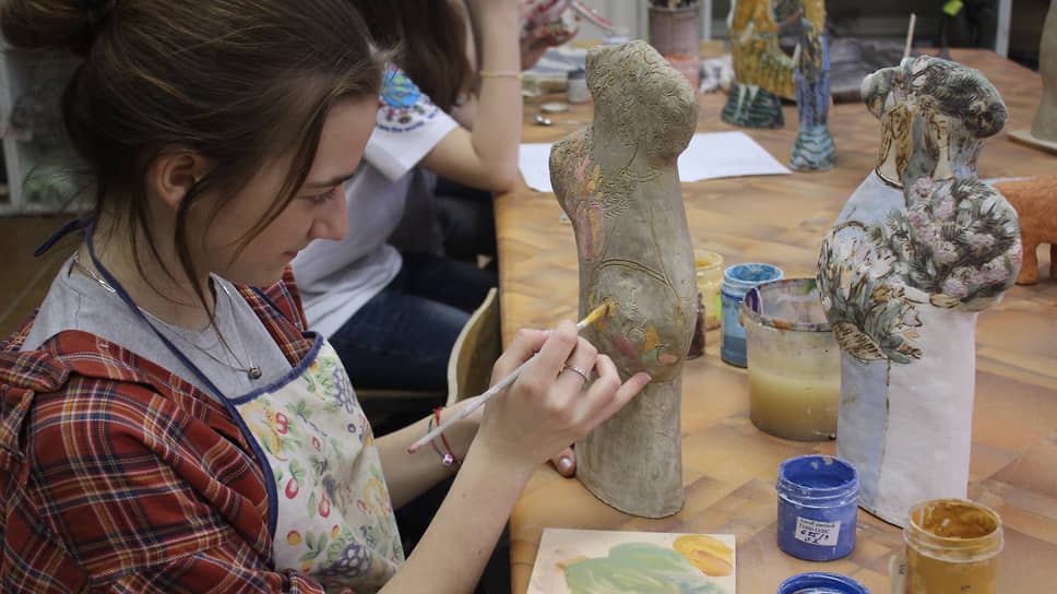 Ученица детской мастерской керамики «Сирин» за работой