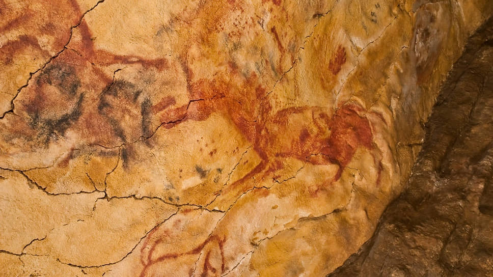 Наскальный рисунок рук и лошадей
