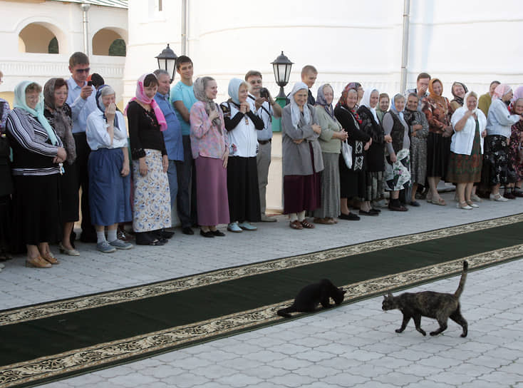 Православные верующие у ковровой дорожки перед встречей патриарха Кирилла во дворе Печерского монастыря