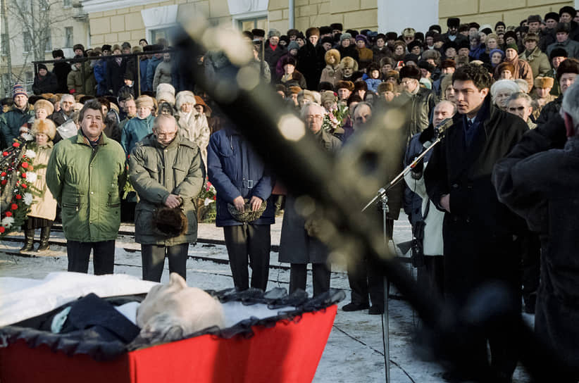 21 декабря 1996 года. Выступление губернатора Бориса Немцова (на снимке справа) во время церемонии прощания с академиком Харитоном, прошедшей на площади Ленина в городе Саров