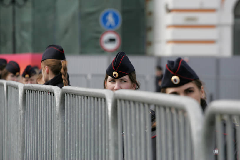 Полицейское оцепление во время репетиции военного парада