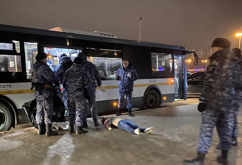 Сотрудники силовых структур около тел погибших во время теракта