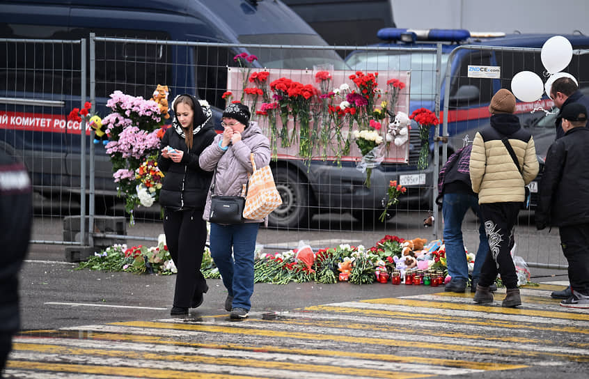 Возложение цветов к стихийному мемориалу у концертного зала