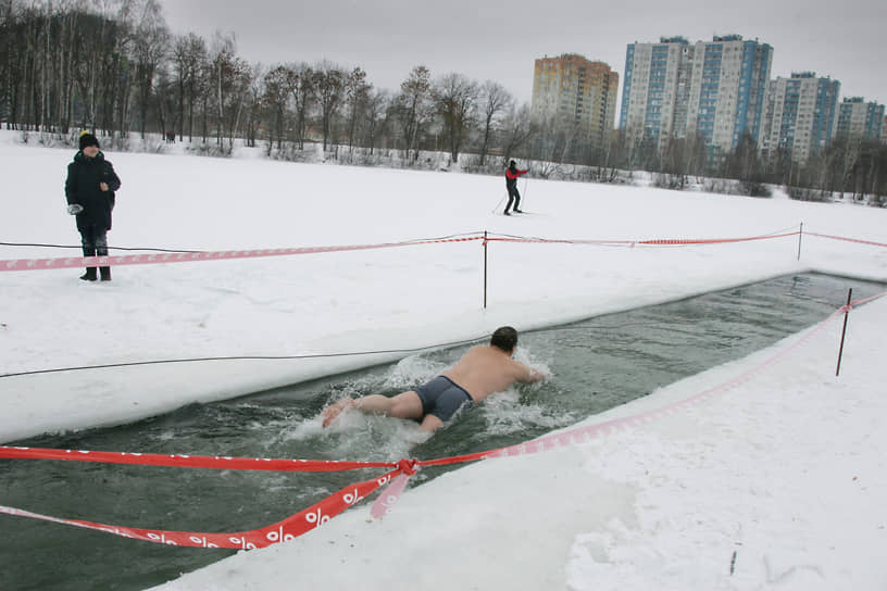 Купание в проруби на окраине городского жилого района