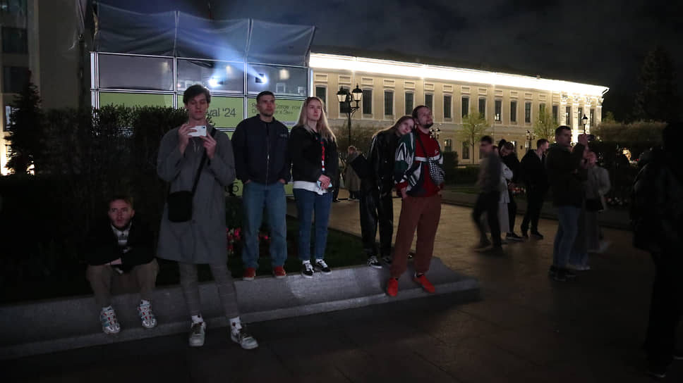 Зрители фестиваля смотрят на подсветку здания законодательного собрания