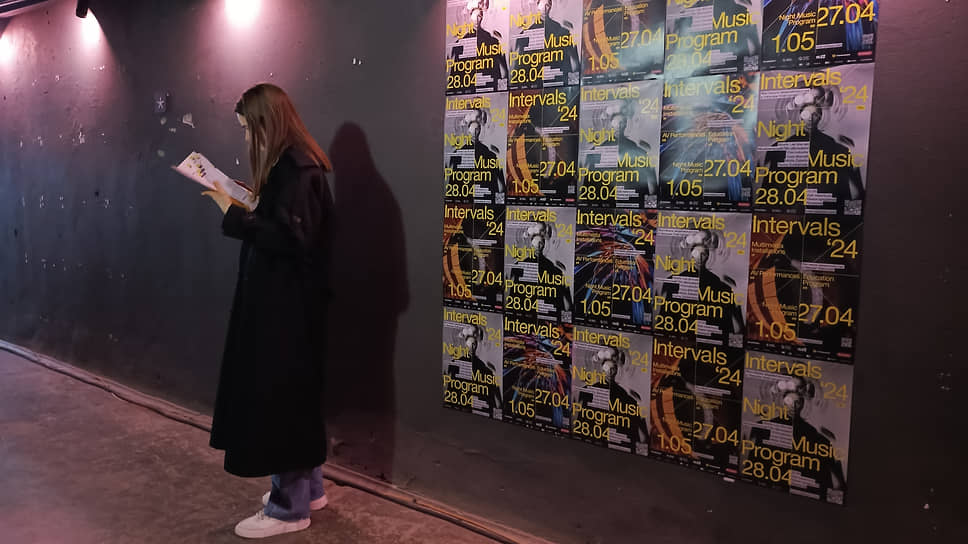 Девушка в арт-пространстве ЦЕХ читает путеводитель по фестивалю Intervals