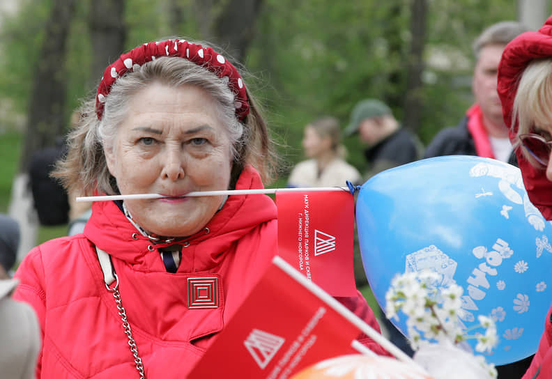 Участница шествия с воздушным шаром
