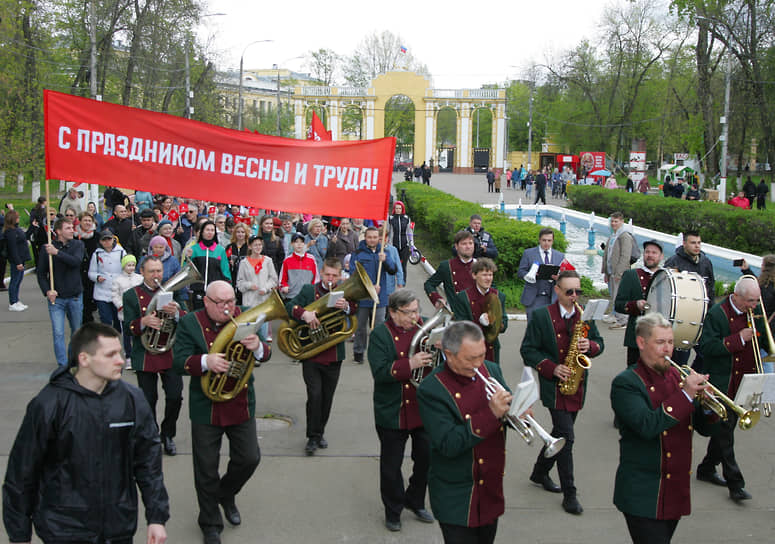 Ностальгическое первомайское шествие с оркестром