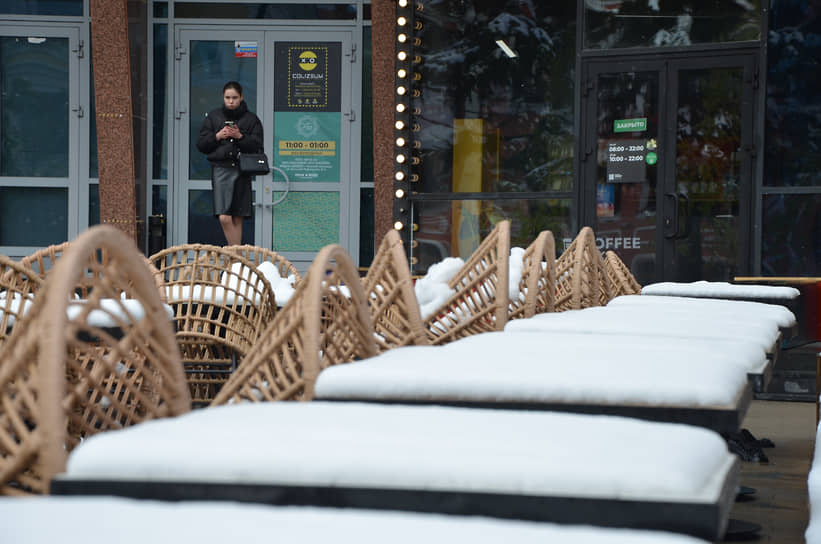 Столики уличного кафе под снегом в Нижнем Новгороде в мае