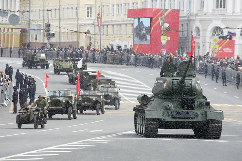 Танк Т-34 и колонна ретротехники проходят по площади Минина и Пожарского