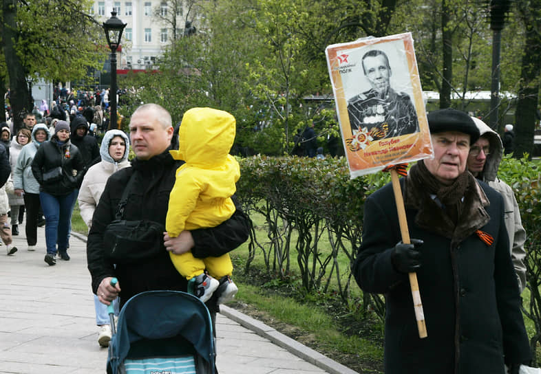 Нижегородцы принесли портреты родственников-героев на парад Победы