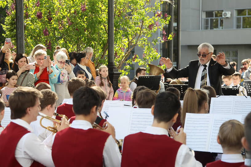 Концерт оркестра духовых инструментов учащихся детских школ искусств перед входом в Нижегородский Государственный художественный музей