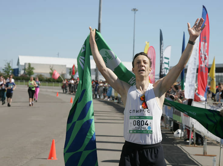 Победитель марафона на дистанции 21 километр Кирилл Ясницкий после финиша