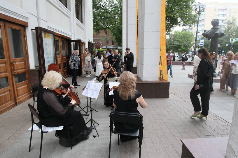 Скрипичный концерт на улице у входа в Оперный театр