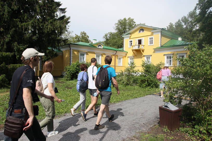 Группа туристов направляется к дому-музею А. С. Пушкина