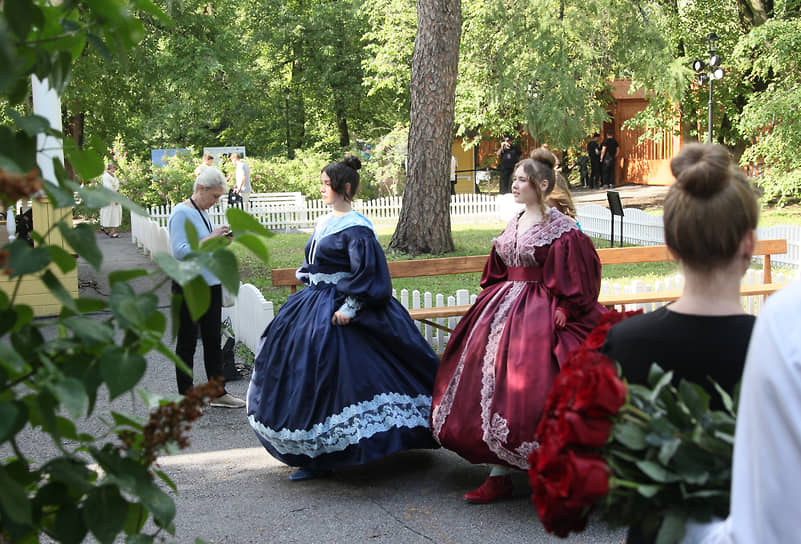 Актеры в костюмах эпохи Пушкина гуляют вокруг музея-усадьбы