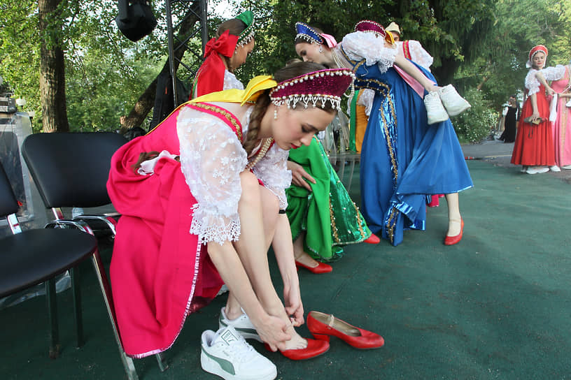 Танцовщицы переобуваются в сценические туфли вместо кроссовок