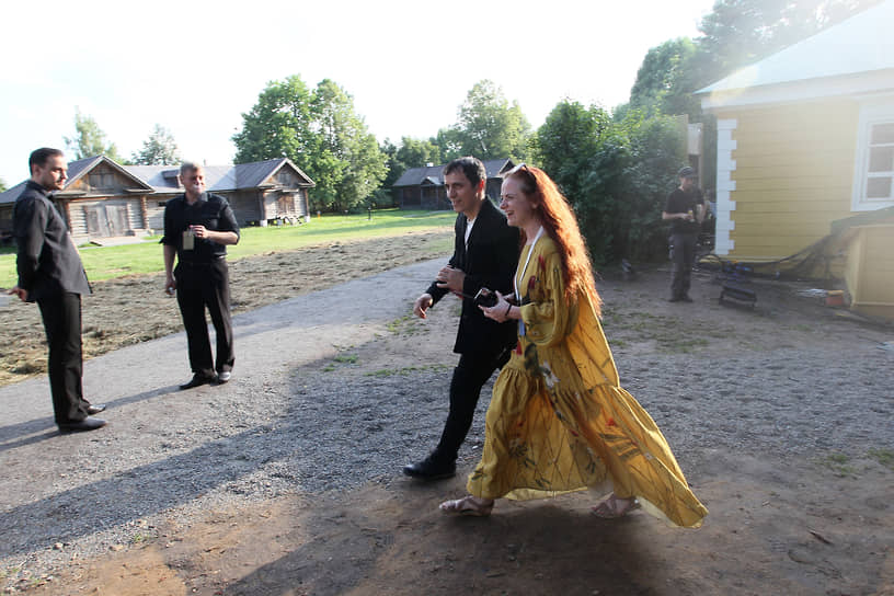 Актеры гуляют по усадьбе Пушкина в ожидании концерта