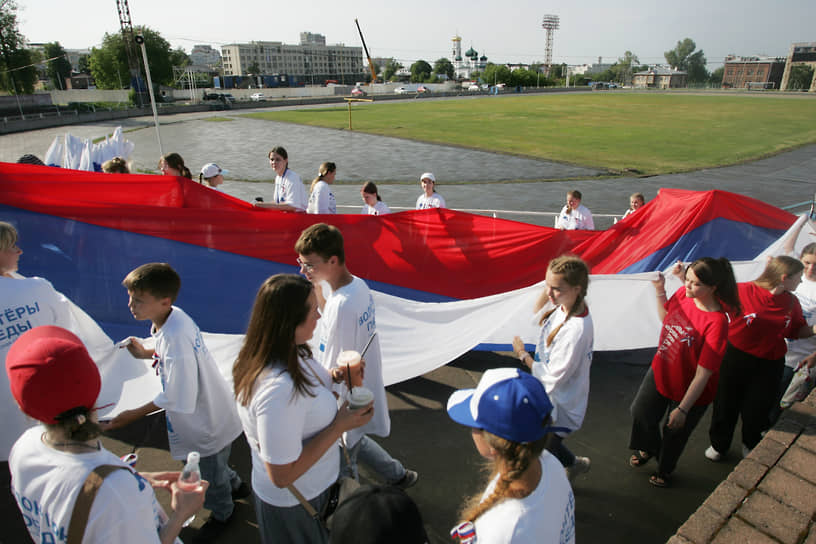 Волонтеры разворачивают российский триколор на стадионе «Динамо»