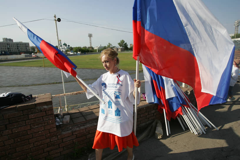 Женщина с российскими флагами