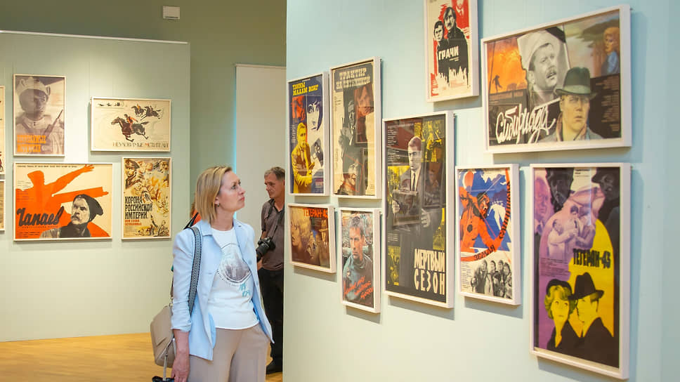 Посетители на выставке «Советский киноплакат 1950-1980-х годов»
