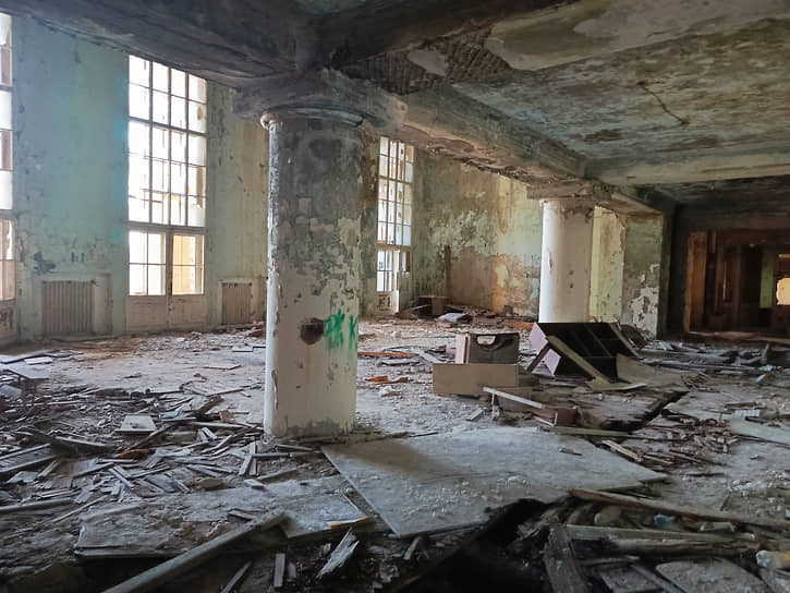 Холл разрушенного ДК Ленина
