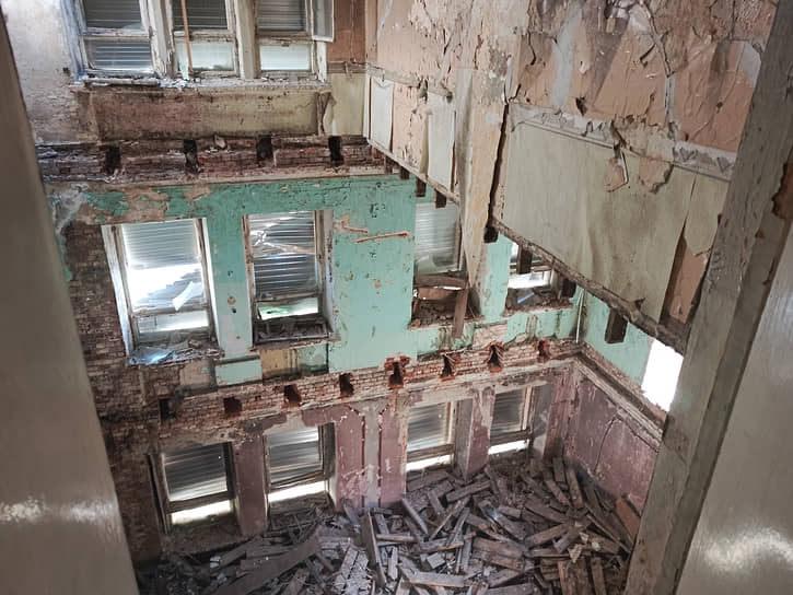 Разрушенные перекрытия между этажами в ДК Ленина