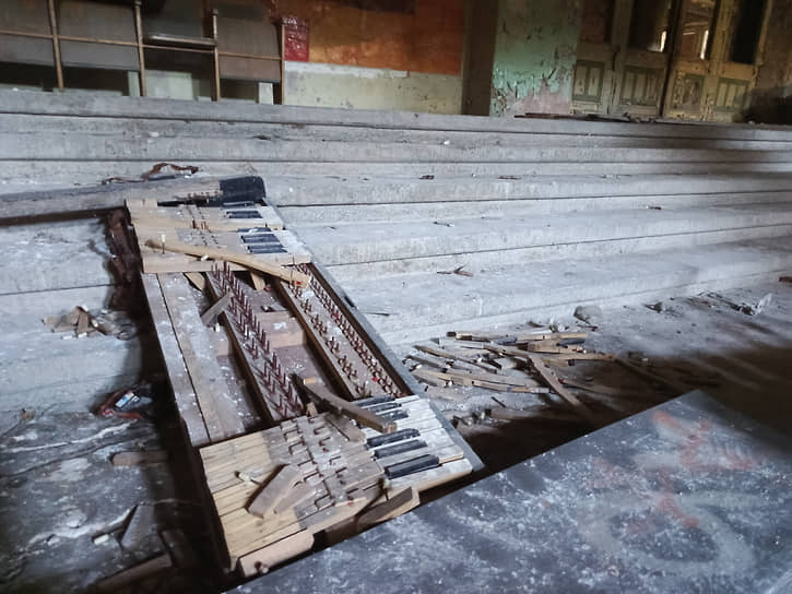 Клавиши от пианино на ступенях в ДК Ленина