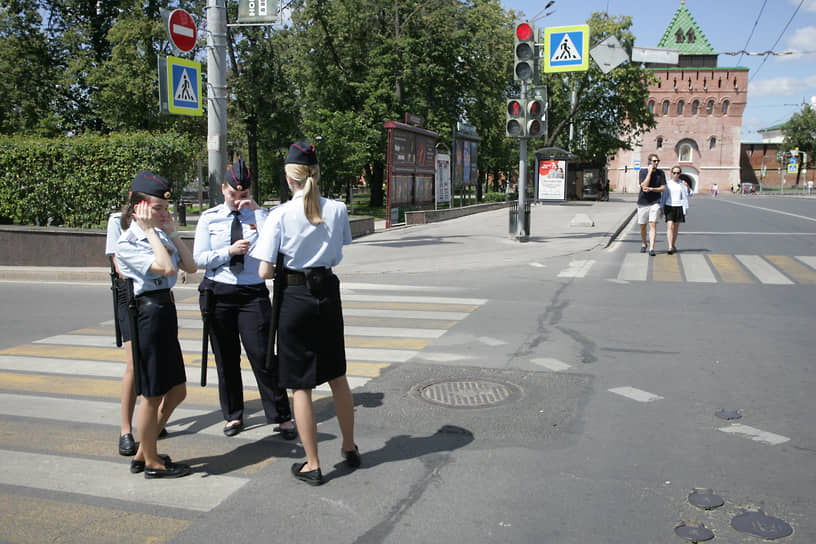 Патрульные полицейские во время дежурства на площади Минина