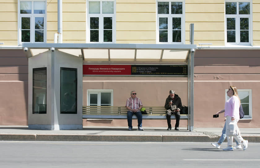 Пенсионеры прячутся от солнца на остановке автобуса