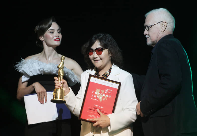 Сценарист Ангелла Попова (в центре) получает гран-при фестиваля за фильм &quot;Король Лир&quot;