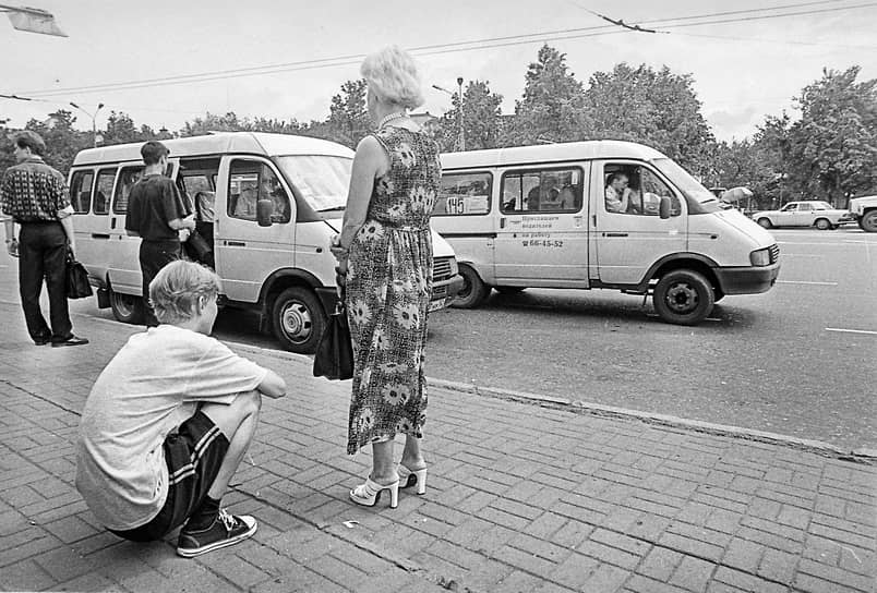 1999 год. Пассажиры садятся в маршрутные такси &quot;ГАЗель&quot; на остановке у кремля