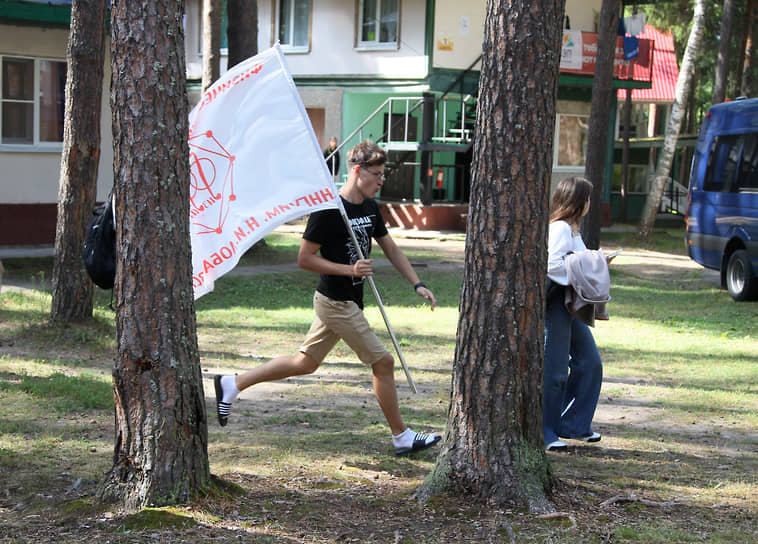 Студент бежит с флагом своего факультета на общий сбор