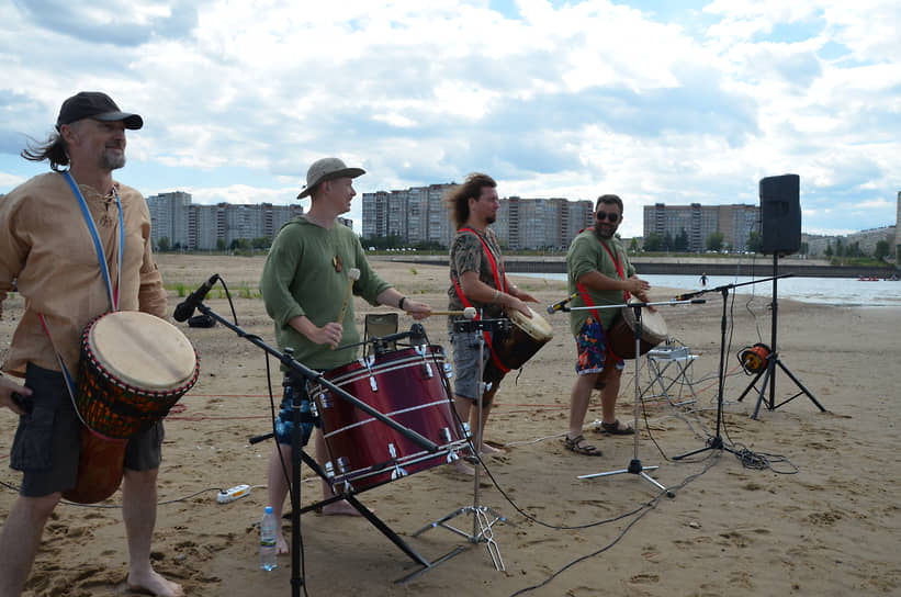 Барабанщики на острове поддерживают пловцов музыкой