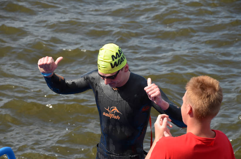 Победитель заплыва на 5 км Артем Буценин