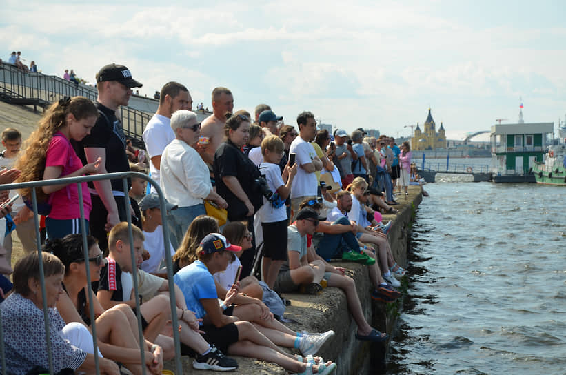 Зрители смотрят на финиш X-Waters Volga