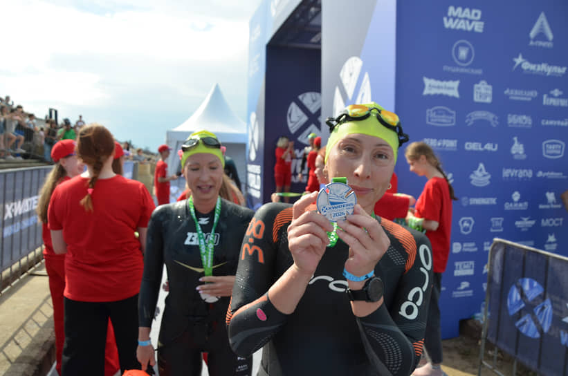 Участницы заплыва X-Waters Volga с медалями на финише
