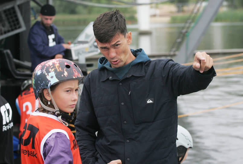 Тренер объясняет тонкости прохождения трассы