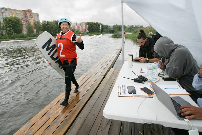 Участница приветствует судейскую коллегию