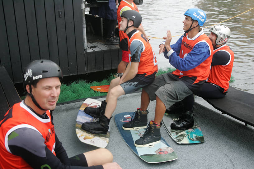 Спортсмены фотографируются