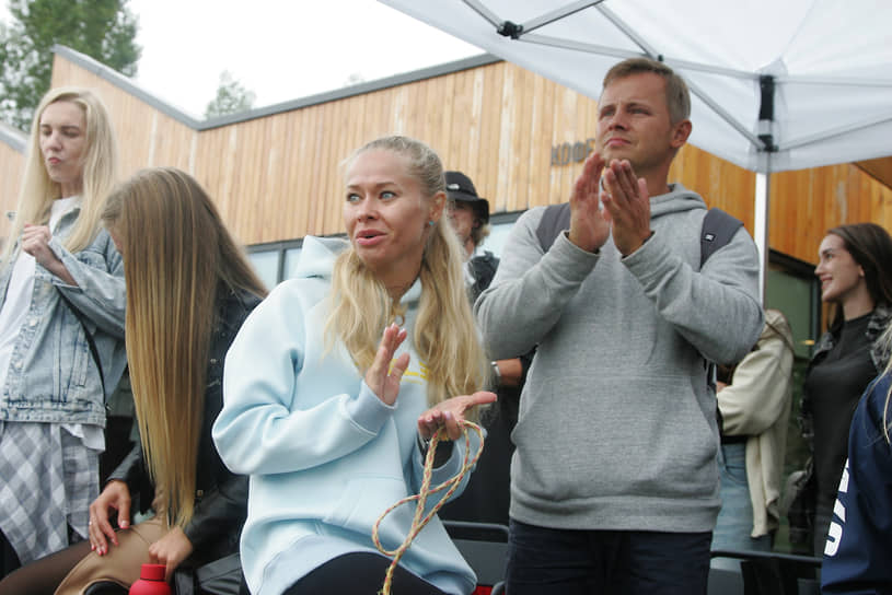 Зрители аплодируют удачному прыжку