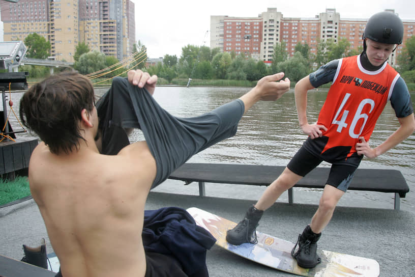 Участник переодевается в сухую одежду