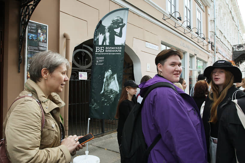 Посетители Биеннале у входа в музей фотографии