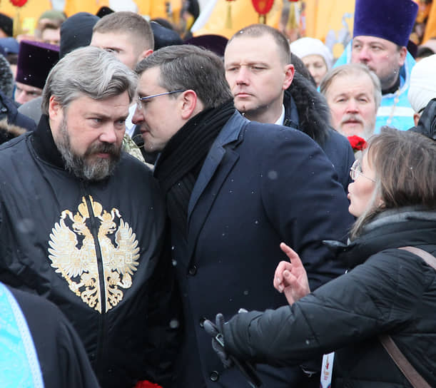 Губернатор Глеб Никитин (в центре) разговаривает с генеральным продюсером «Царьград ТВ» Константином Малофеевым