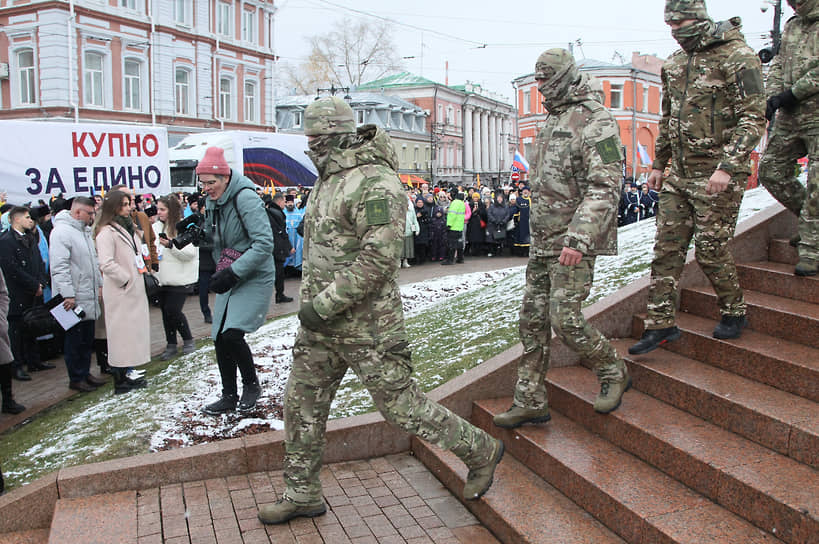 Добровольцы после возложения цветов к памятнику