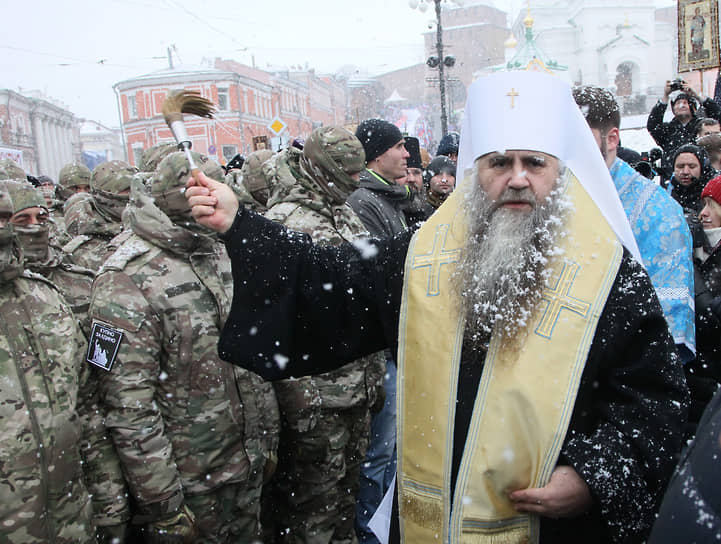 Георгий, митрополит Нижегородский и Арзамасский благословляет добровольцев